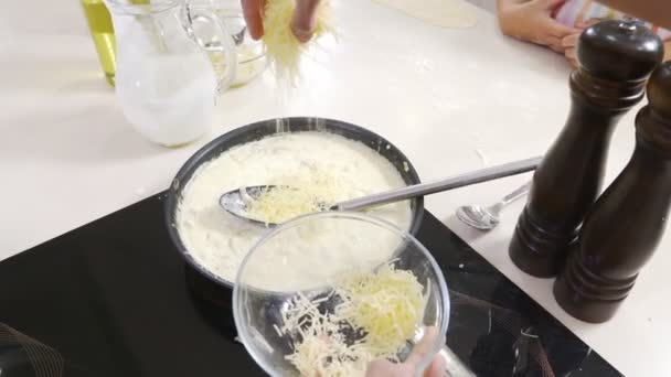 Smažit kuřecí řízek v pánvi. Hlavní třída na vaření. Děti připravit jídlo s profesionálním kuchařem v kuchyni. 4k. — Stock video