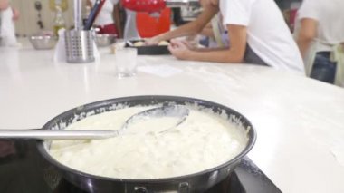 Bir tavada tavuk fileto fry. Ana sınıfı pişirme. Çocuk bir profesyonel chef mutfak ile yemek hazırlayın. 4k.