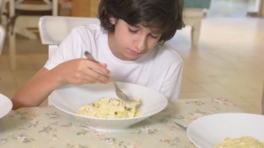 4 k, yakın çekim, birisi bir makarna bir restoranda yemek.