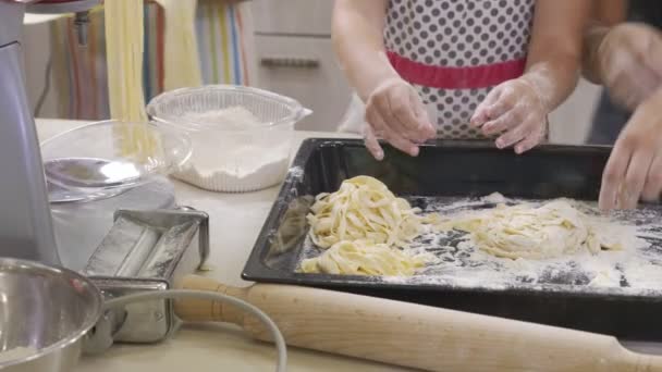 Att göra nudlar. Att göra spagetti med en traditionell stil pastamaskin. Tillagningen. 4 k. närbild. Kocken använder pasta skärmaskin. — Stockvideo