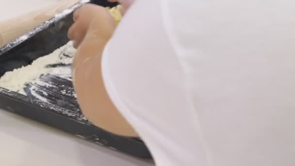 Erişte yapmak. Spagetti ile geleneksel tarzda makarna makinesi. Pişirme işlemi. 4 k. yakın çekim. Şef kullanmak pasta kesme makinesi. — Stok video