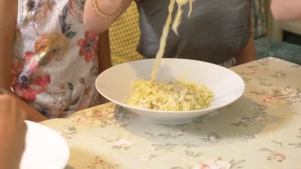 4k, gros plan, quelqu'un qui mange des pâtes dans un restaurant . — Video