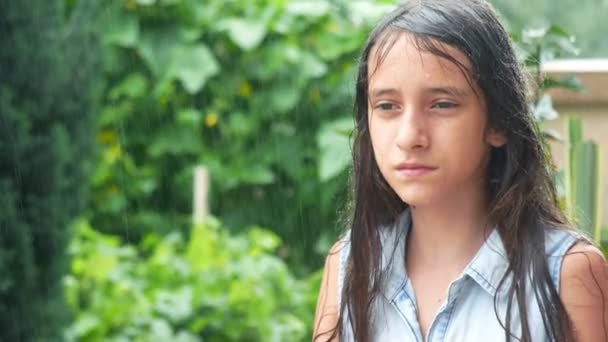Dökülen yağmur altında duran memnun ıslak kız Genç. 4k — Stok video