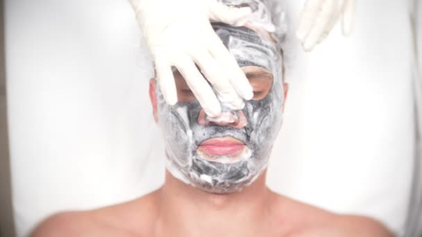 Thérapie spa pour les beaux hommes recevant un masque facial. 4k. Au ralenti. Accueil d'un cosmétologue — Video