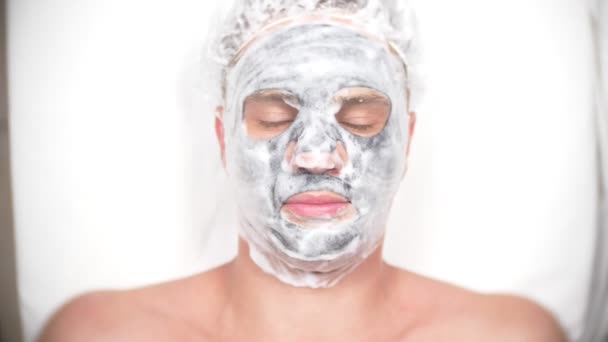 Terapia de spa para homens bonitos recebendo máscara facial. 4K. Movimento lento. Recepção de um cosmetologista — Vídeo de Stock