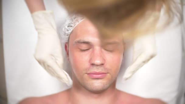 Terapia de spa para homens bonitos recebendo máscara facial. 4K. Movimento lento. Recepção de um cosmetologista — Vídeo de Stock