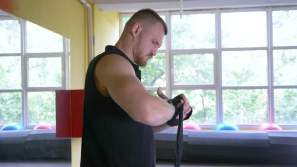 Un atleta boxeador profesional entrena en la sala de artes marciales. Un joven europeo en el gimnasio. 4k, cámara lenta , — Vídeos de Stock