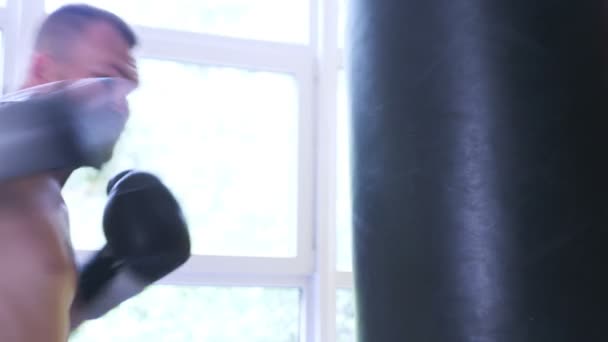 Un boxeur professionnel s'entraîne dans la salle des arts martiaux. jeune Européen dans la salle de gym. 4k, au ralenti , — Video