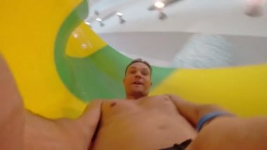 Git su kaydırağı yüzme havuzu aqua park için. Boru içinde. 4k