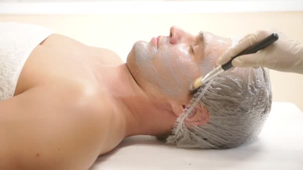 Thérapie spa pour les beaux hommes recevant un masque facial. 4k. Au ralenti. Accueil d'un cosmétologue — Video