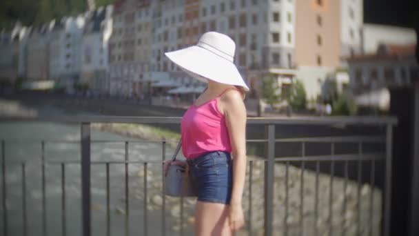 スタイリッシュな観光客の若い女性は、街の通りに沿って散歩します。夏の暑い日。4 k, スローモーション, ドリンクク ローズ アップ. — ストック動画