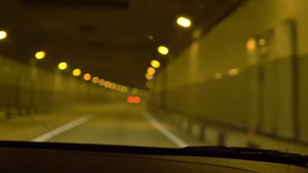 Στον αυτοκινητόδρομο οδική σήραγγα, θέα από το παράθυρο ενός αυτοκινήτου που κινείται. 4k, αργή κίνηση, θαμπάδα. — Αρχείο Βίντεο