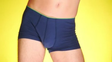 sarı bir arka plan üzerinde dans boksörler bir adam. yakın çekim. 4k, ağır çekim