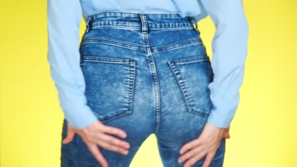 Bir kız kot pantolon güzel yuvarlak kalça ile cinsel hareket ediyor. yakın çekim. 4k, ağır çekim — Stok video