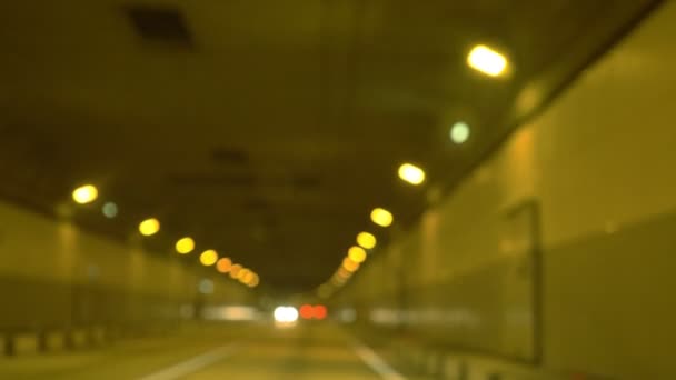 Autópálya közúti alagútja, kilátás az ablakból egy mozgó autót. 4k, lassú mozgás, blur. — Stock videók
