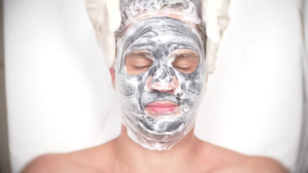 잘생긴 남자 얼굴 마스크를 받기 위해 스파 치료입니다. 4 공화국 슬로우 모션입니다. 미용사의 — 비디오