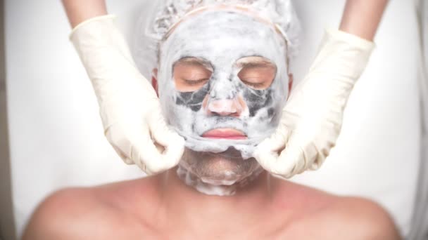 Yakışıklı erkekler yüz maskesi alma için spa terapisi. 4 k. ağır çekim. Bir güzellik uzmanı alımı — Stok video