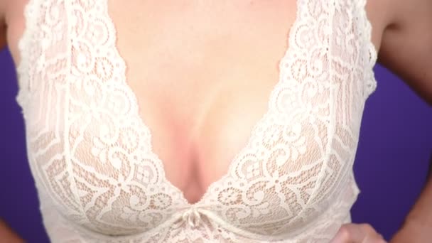 Topless corpo mulher beleza cobrindo seu peito. close-up. 4k, câmera lenta — Vídeo de Stock