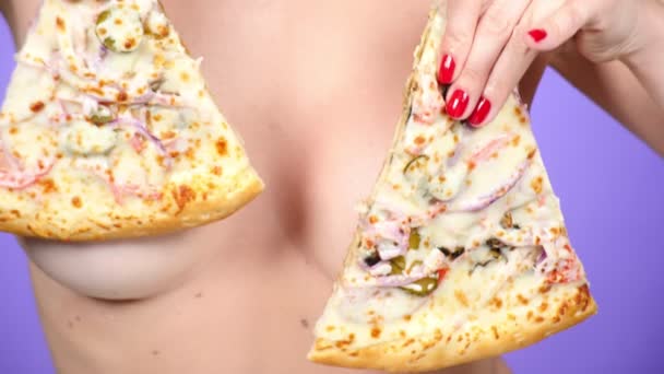 クローズ アップ、ピザと女性の胸。4 k、スローモーション。ピザのポルノ。ピザの恋人。セクシーな女性やファーストフード。ファッション ミニマル ・ アート — ストック動画