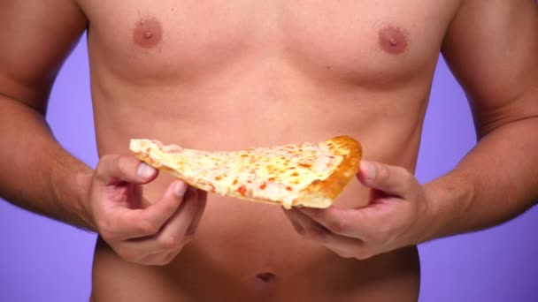Primer plano, pizza y torso masculino. 4k, cámara lenta. Pizza Porn. Amante de la pizza. Hombre sexy y comida rápida. Moda arte minimalista . — Vídeos de Stock