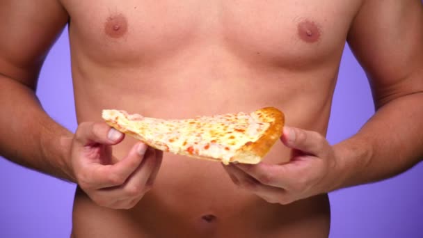 Gros plan, pizza et torse masculin. 4k, au ralenti. Pizza Porn. Un amoureux de la pizza. homme sexy et Fast Food. Mode art minimal . — Video