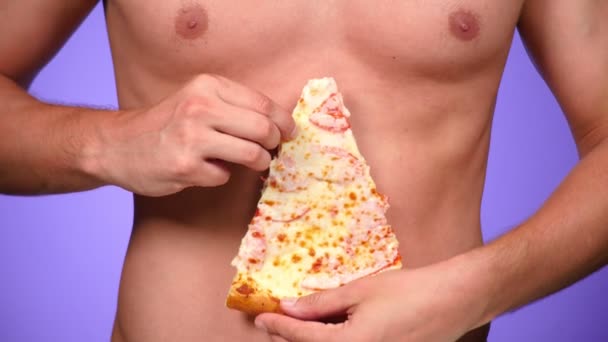 Primer plano, pizza y torso masculino. 4k, cámara lenta. Pizza Porn. Amante de la pizza. Hombre sexy y comida rápida. Moda arte minimalista . — Vídeo de stock