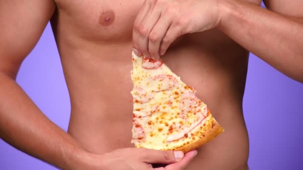 Närbild, pizza och manlig torso. 4k, slowmotion. Pizza porr. Pizza älskare. sexig man och snabbmat. Mode minimalistisk konst. — Stockvideo