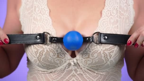 Topless szépség nő szervtől a mellét. 4 k. közelről. Lassú mozgás. Egy nő nagy mellek, melleit simogatja. gag. BDSM — Stock videók