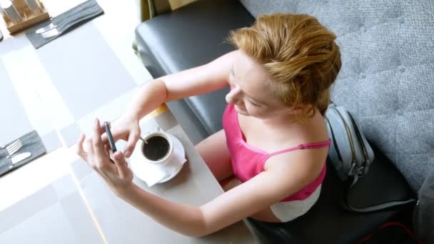 4K. Uma mulher está a beber café num café. Em um dia quente de verão  . — Vídeo de Stock