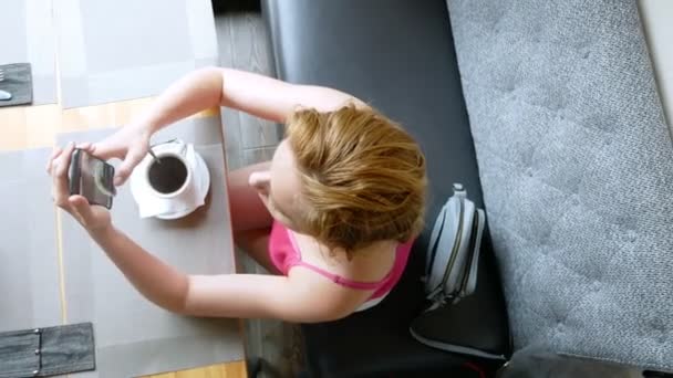 4 k. A kvinna dricker kaffe på ett café. En varm sommardag . — Stockvideo