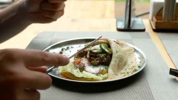 La gente come panqueques rellenos en un café. 4k, cámara lenta . — Vídeo de stock