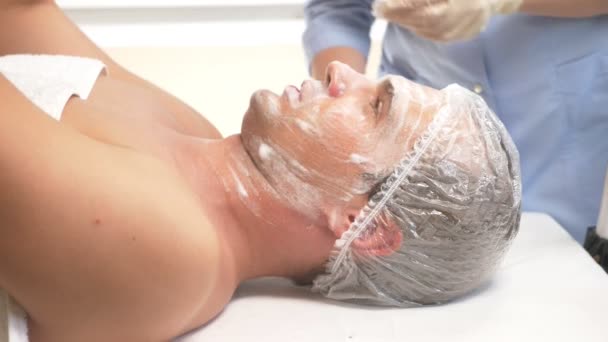 Terapia spa pentru barbatii frumosi care primesc masca faciala. 4k. Mişcare lentă. Recepția unui cosmetolog — Videoclip de stoc