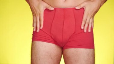 kırmızı boksörler sarı bir arka plan üzerinde dans bir adam. yakın çekim. 4k, ağır çekim