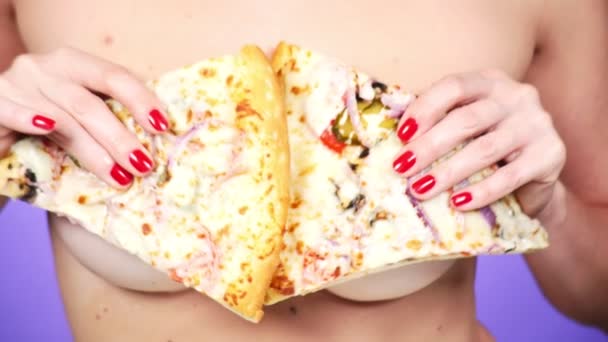 Крупный план, пицца и женская грудь. 4К, замедленная съемка. Пицца Порно. Любитель пиццы. сексуальная женщина и фаст-фуд. Модное минимальное искусство — стоковое видео