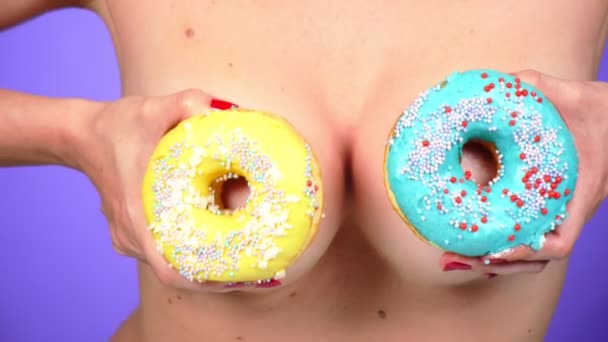 Primer plano, buñuelos y pechos femeninos. 4k, cámara lenta. donuts Porno. Donuts Amante. mujer sexy y comida rápida. Moda arte minimalista — Vídeo de stock
