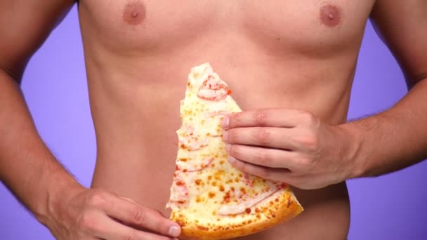 特写, 比萨饼和男性躯干。4k. 慢动作。比萨饼色情。披萨爱好者性感的男人和快餐。时尚极小的艺术. — 图库视频影像