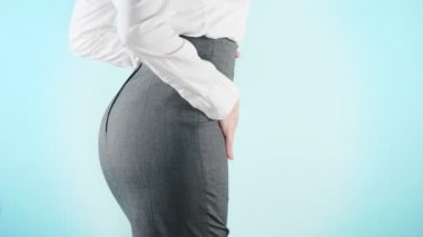 Renkli bir arka plan üzerinde güzel bir iş kadını. yakın çekim etek. kod elbise, kalça hareket. 4k, ağır çekim