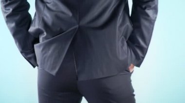 4 k. ağır çekim. Renkli arka plan. Yakın çekim. Uyluk bir adam. İşadamları neşeyle kalçalarına taşır