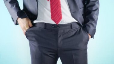 4 k. ağır çekim. Renkli arka plan. Yakın çekim. Uyluk bir adam. İşadamları kırmızı kravat kullanan kırmızı smartphone.