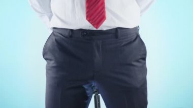 Renkli bir arka plan üzerine izole elinde bir tabanca ile adam takım elbiseli. 4 k. ağır çekim