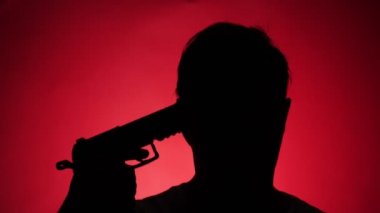 renk arka plan. 4k, ağır çekim. bir adamın gölgesi. Headshot.