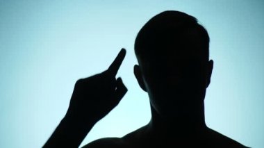 arka plan rengi. 4k, ağır çekim. bir insan gölgesi. adam bir sersem gösterir