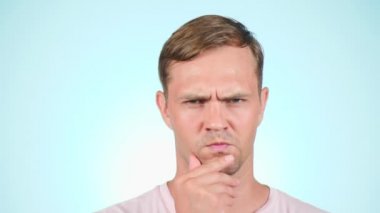 Mutlu adam. Bir fikri vardır. portre mavi zemin üzerine. 4 k, yavaş hareket, yakın çekim