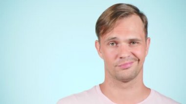 arka plan rengi. 4k, ağır çekim. adam jest, bak orada gösterir