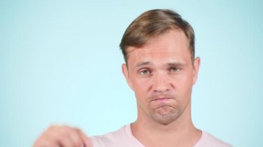 Kamera bakarken boyutu işaret parmağınızla işi el ile eller yakışıklı delikanlı. Ölçü kavramı. 4k, yavaş hareket, yakın çekim, kopya alanı