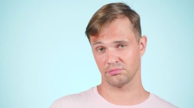 arka plan rengi. 4k, ağır çekim. adam jest gösterir Tamam