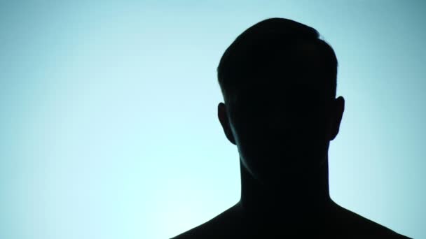 Hintergrundfarbe. 4k, Zeitlupe. Schatten einer Person. der Kerl behält Platz zum Kopieren auf seiner Handfläche — Stockvideo