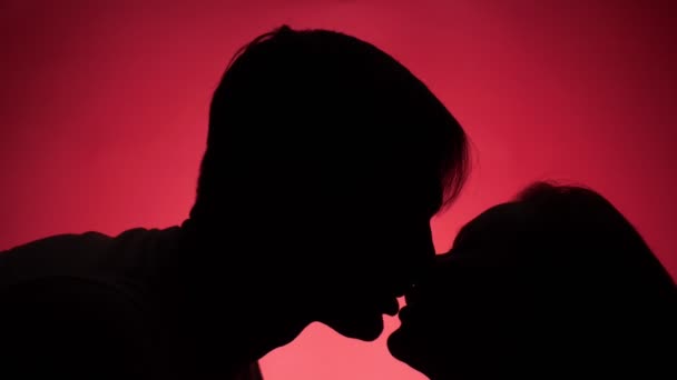Fundo de cor. 4K, câmara lenta. sombra de um homem. casal, homem e mulher beijando — Vídeo de Stock