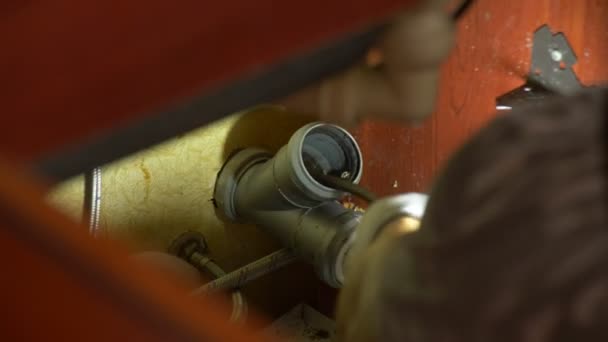 Reparos encanador gasoduto na casa. Close-up. O encanador limpa os canos com equipamento. 4k, câmera lenta — Vídeo de Stock