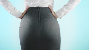 Renkli bir arka plan üzerinde güzel bir iş kadını. yakın çekim etek. kod elbise, kalça hareket. 4k, ağır çekim